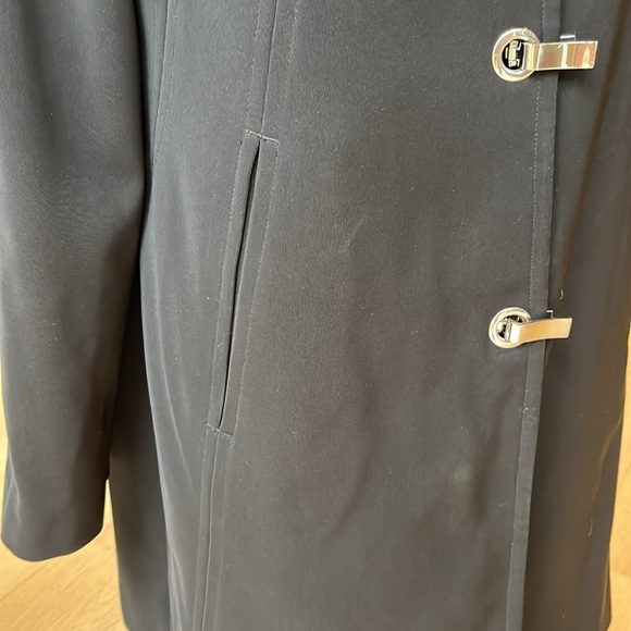 EUC London Fog black round neck silver clasp front fully lined heavier rain coat - Picture 4 of 10